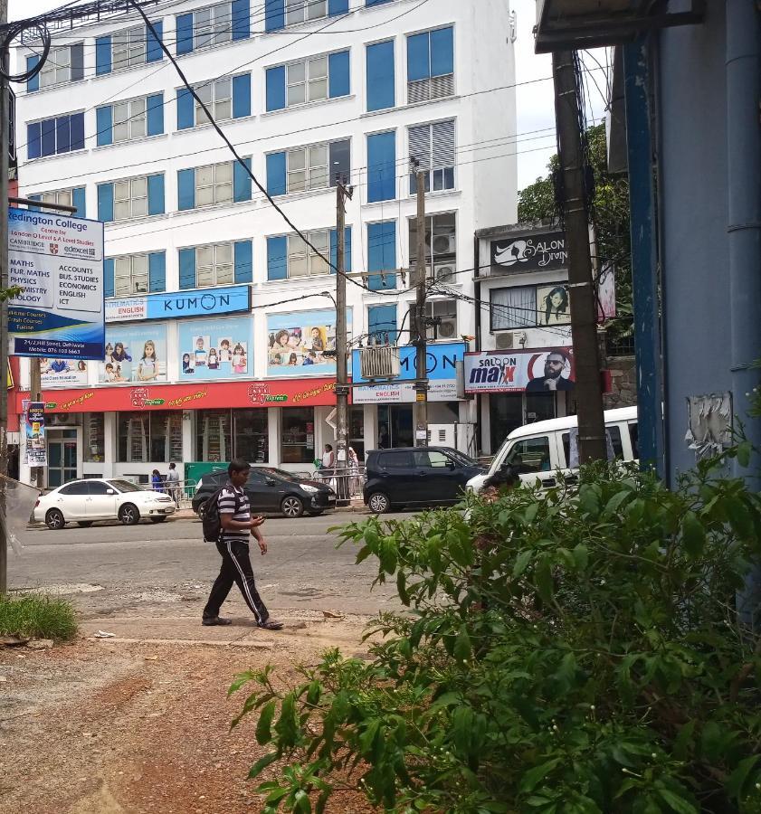 Ocean Pebbles Lägenhet Dehiwala-Mount Lavinia Exteriör bild