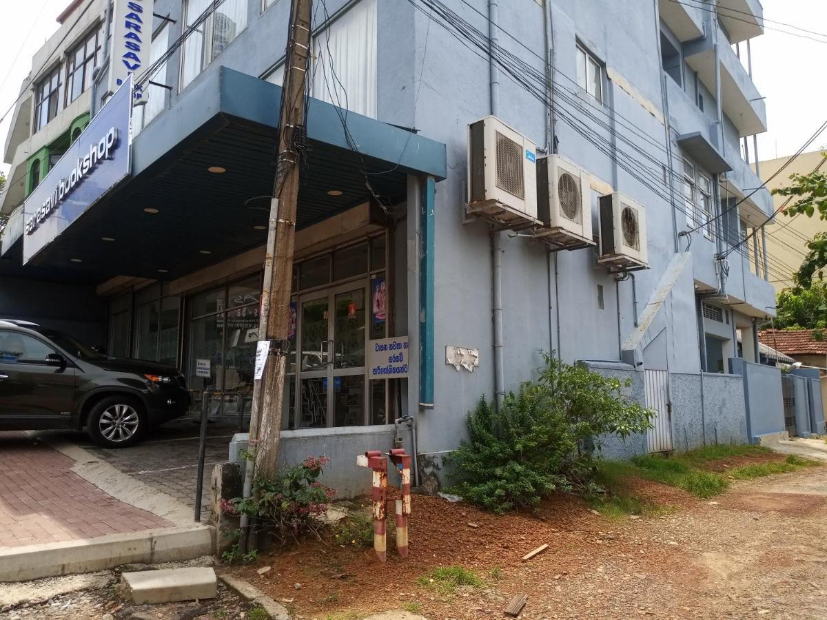 Ocean Pebbles Lägenhet Dehiwala-Mount Lavinia Exteriör bild